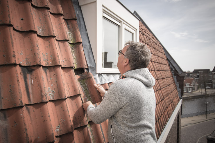 Oude dakpannen staan mooier op oude panden, vervangen is niet altijd nodig, je kan ook slechte pannen vervangen door ‘nieuwe’ oude pannen. Bouwbegeleiding Friesland Arnold van Asperen in Sneek - Koopbegeleiding oud pand