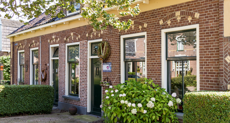 Gevel Renovatie Bouwbedrijf van Asperen Bouw uit Sneek Friesland voor houtbewerking, Kozijnen op maat, deuren, kasten en meer Gevel Renovatie Restauratie Bouwbedrijf van Asperen Bouw in Sneek Friesland